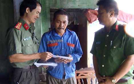 Đại diện Báo CAND - Chuyên đề ANTG trao quà cứu trợ cho gia đình ông Nguyễn Hữu ở An Hiệp, Tuy An, Phú Yên.
