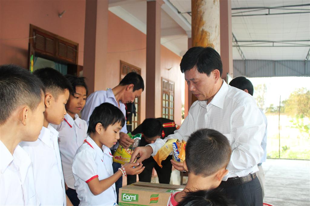Tặng quà Noel cho trẻ em ở Giáo xứ Trang Nứa