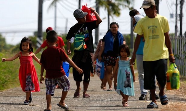 Hàng nghìn người phải sơ tán khi cơn bão Nock-Ten đổ bộ vào nhiều vùng của Philippines - Ảnh: The Guardian
