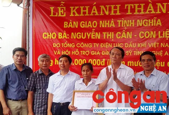 Hội Hỗ trợ gia đình liệt sỹ tỉnh trao tặng nhà tình nghĩa cho thân nhân liệt sỹ ở xã Quỳnh Long, huyện Quỳnh Lưu