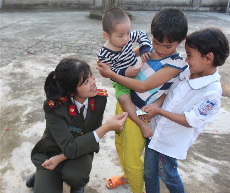 Tặng quà, hỗ trợ trẻ em nghèo là hoạt động thường xuyên của đoàn viên thanh niên Công an huyện Hưng Nguyên