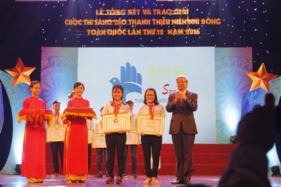 GS VS Đặng Vũ Minh, Chủ tịch Liên hiệp Hội Việt Nam, trao giải Nhất cho nhóm tác giả.