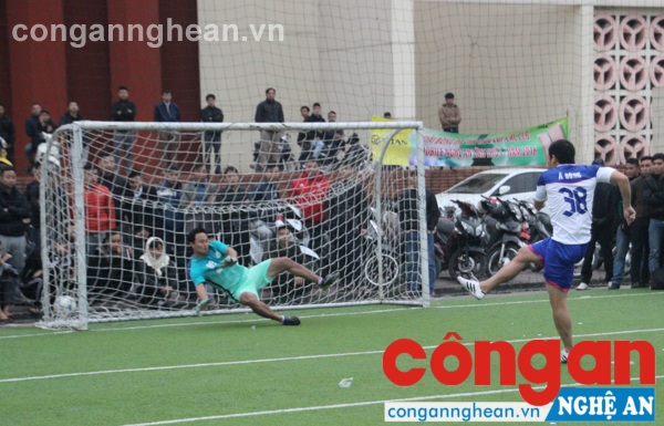 Sau hòa 1-1 sau hai hiệp chính thức, Yên Thành FC và Á Đông bước vào loạt đá luân lưu
