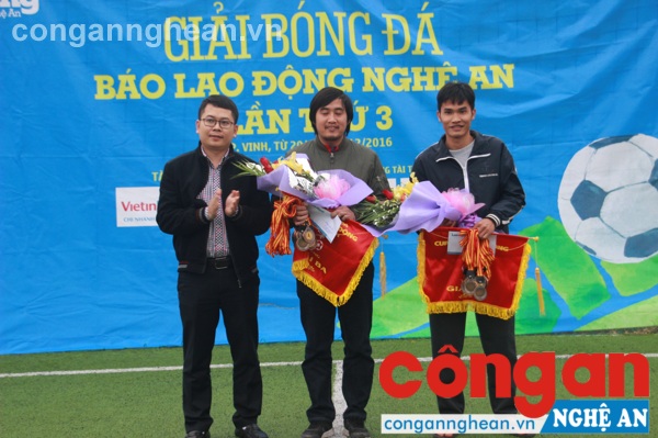 Ban tổ chức trao đồng giải ba cho hai đội U38 và đội Hội đồng hương Nghệ Tĩnh tại Đà Nẵng