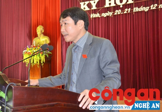Ông Lê Sỹ Chiến, Phó Chủ tịch UBND TP Vinh phụ trách đô thị giải trình, trả lời những vấn đề liên quan thuộc thẩm quyền