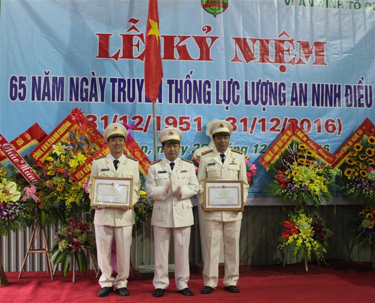 Đồng chí Đại tá Nguyễn Tiến Dần, Phó giám đốc Công an tỉnh trao Bằng khen của Tổng cục An ninh cho 1 tập thể, 1 cá nhân