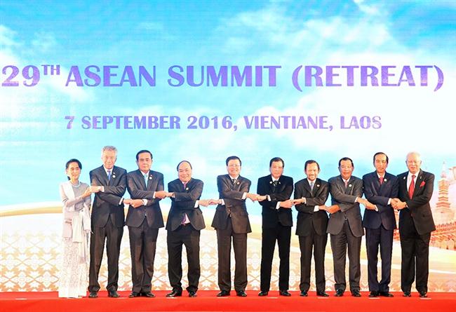 Thủ tướng Chính phủ Nguyễn Xuân Phúc cùng lãnh đạo các nước dự Hội nghị Cấp cao ASEAN lần thứ 29 tại CHDCND Lào trong tháng 9/2016. Ảnh: VGP/Quang Hiếu