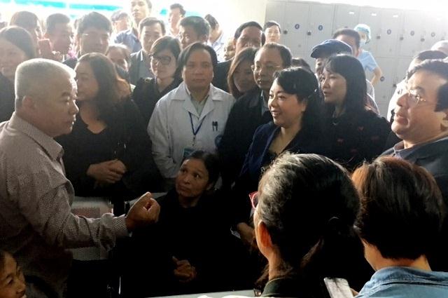 Bộ trưởng Bộ Y tế trò chuyện với người dân trong chuyến thị sát tại BV Nội tiết Trung ương.