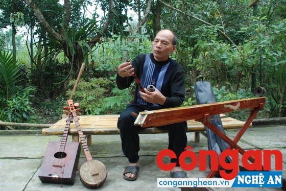 Nghệ nhân Trương Sông Hương thả hồn bên những nhạc cụ truyền thống của đồng bào Thổ