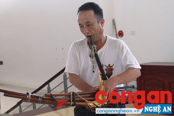 Nghệ nhân Vừ Lầu Phổng say sưa tập luyện điệu khèn của dân tộc Mông