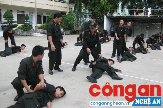 Trung tá Hoàng Minh Nghiêm trực tiếp huấn luyện võ thuật, kỹ - chiến thuật cho CBCS
