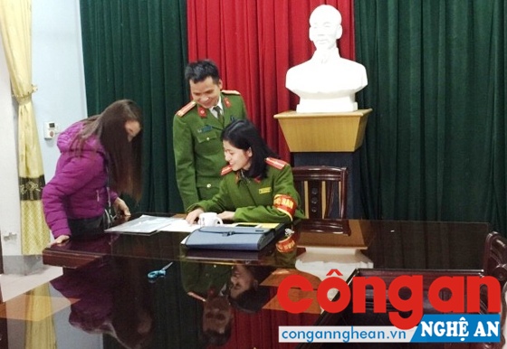 Cán bộ Công an phường Quang Trung hướng dẫn người dân làm các thủ tục hành chính