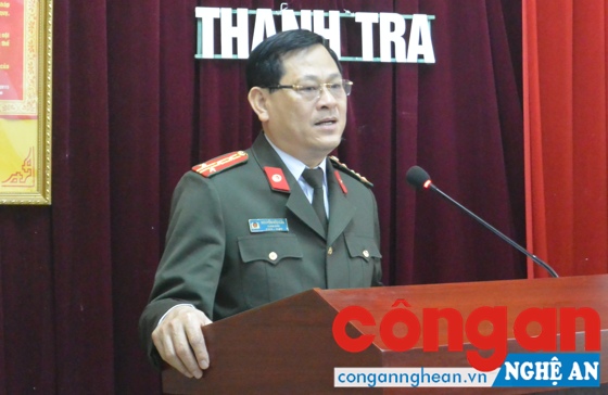 Đồng chí Đại tá Nguyễn Hữu Cầu, Ủy viên BTV Tỉnh ủy, Giám đốc Công an tỉnh biểu dương những kết quả của Thanh tra Công an tỉnh trong năm 2016