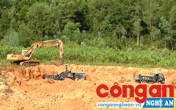 Mặc dù mới có chủ trương khảo sát địa điểm xây dựng dự án nhưng nhà đầu tư đã đưa máy móc vào đào bới đất đem ra ngoài
