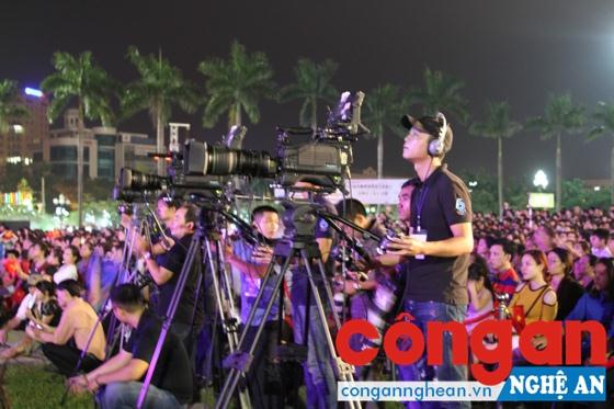Phóng viên, nhà báo tác nghiệp ở một sự kiện chính trị - văn hóa tại Quảng trường Hồ Chí Minh
