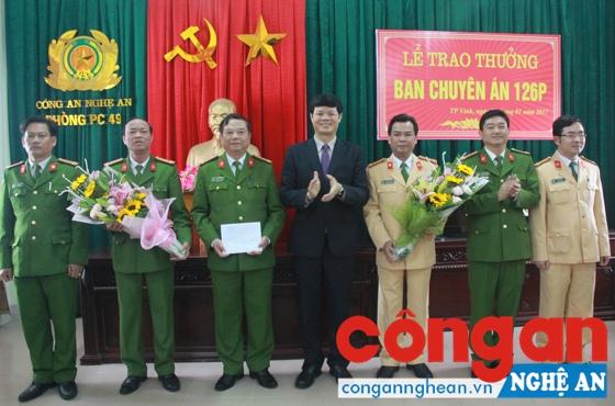 Đồng chí Lê Xuân Đại, Phó Chủ tịch Thường trực UBND tỉnh trao thưởng cho Ban chuyên án 126P 