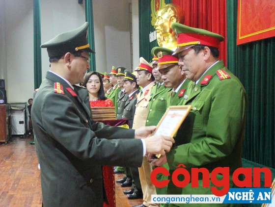 Đồng chí Đại tá Nguyễn Hữu Cầu, Bí thư Đảng ủy, Giám đốc Công an tỉnh trao thưởng cho các tập thể có thành tích xuất sắc trong phong trào thi đua năm 2016
