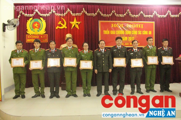 Đồng chí Đại tá Nguyễn Tiến Dần- PGĐ Công an tỉnh trao danh hiệu CSTĐCS cho các cán bộ, chiến 