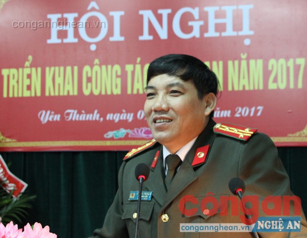 Đồng chí Đại tá Lê Khắc Thuyết - Phó Giám đốc Công an tỉnh biểu dương những kết quả Công an Yên Thành đã đạt được trong năm 2016