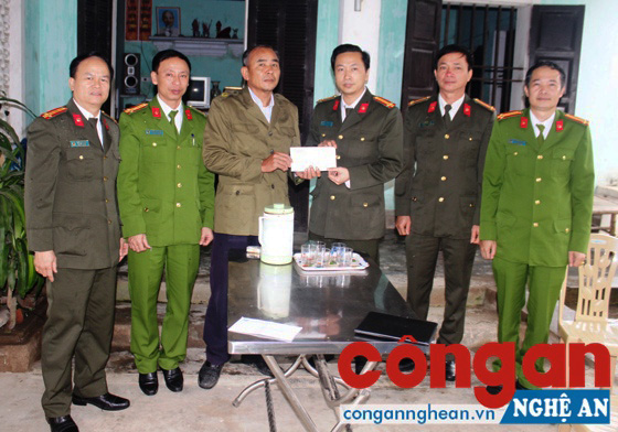 Lãnh đạo Phòng và lãnh đạo Công an huyện Nghi Lộc động viên và trao quà cho gia đình đồng chí Đặng Văn Trần, Trưởng Công an xã Nghi Hoa, huyện Nghi Lộc.