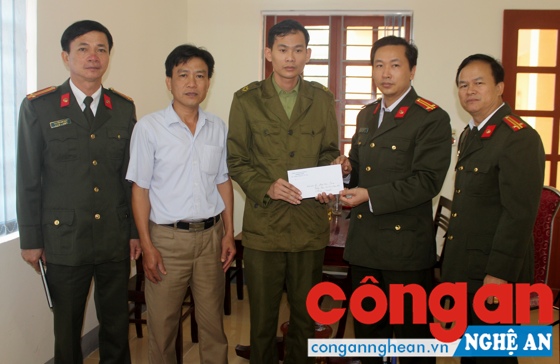 Lãnh đạo Phòng thăm hỏi, trao quà cho đồng chí Phạm Văn Song, tại UBND xã Hưng Phú, huyện Hưng Nguyên.   