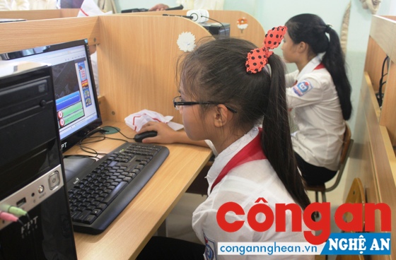 Học sinh Trường THCS Đặng Thai Mai, TP Vinh tham gia cuộc thi Giao thông thông minh trên Internet