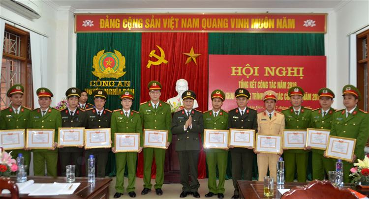 Khen thưởng các Cán bộ chiến sỹ đạt thành tích trong năm 2016