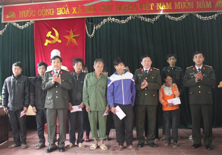 Lãnh đạo Công an tỉnh và đại diện lãnh đạo các phòng ban trao 60 suất quà cho các hộ nghèo tại xã Châu Hoàn 