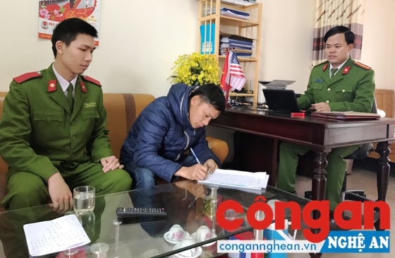 Phòng Cảnh sát Môi trường lấy lời khai của đối tượng Nguyễn Văn Kiên