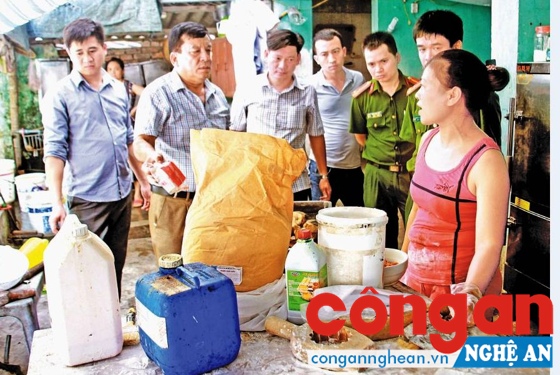 Lực lượng Cảnh sát Môi trường Công an tỉnh phát hiện, xử lý cơ sở sản xuất bánh không đảm bảo ATVSTP