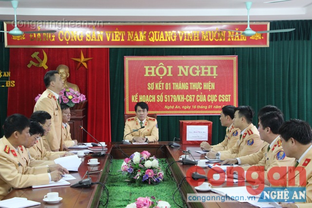 Đồng chí Thiếu tướng Nguyễn Hữu Dánh - Phó Cục trưởng, Cục CSGT cùng lãnh đạo Phòng cảnh sát giao thông hai tỉnh Nghệ An, Hà Tĩnh tham dự hội nghị