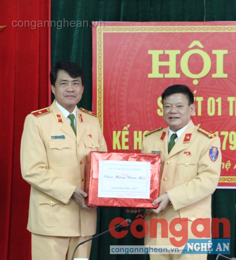 Thiếu tướng Nguyễn Hữu Dánh - Phó Cục trưởng, Cục CSGT tặng quà Chúc mừng năm mới Phòng CSGT Nghệ An