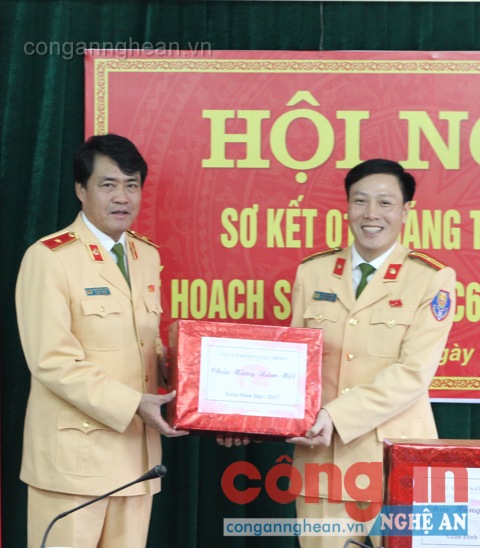 Thiếu tướng Nguyễn Hữu Dánh - Phó Cục trưởng, Cục CSGT chúc mừng năm mới Phòng CSGT Hà Tĩnh