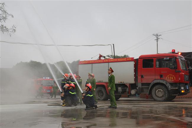Lực lượng chữa cháy triển khai đội hình chữa cháy