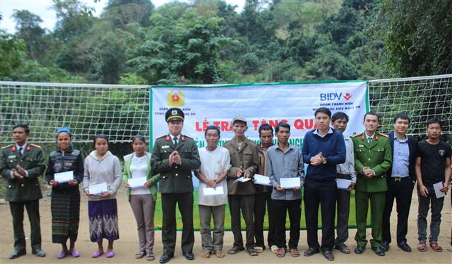 Đại diện Đoàn thanh niên Công an tỉnh và Ngân hàng BIDV chi nhánh Nghệ An trao quà cho hộ nghèo trên địa bàn xã Mường Típ, huyện Kỳ Sơn nhân dịp Tết Nguyên đán Đinh Dậu 2017.