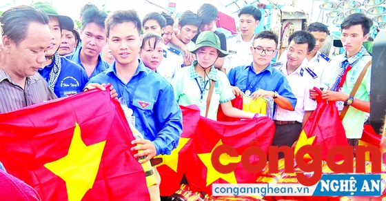 Các tổ chức Đoàn Thanh niên trao tặng cờ Tổ quốc cho ngư dân