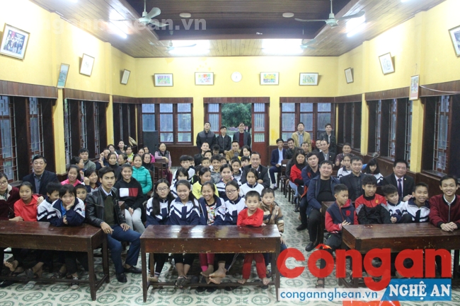 Chụp ảnh lưu niệm cùng lãnh đạo, CBNV và các cháu tại Làng trẻ em SOS Vinh