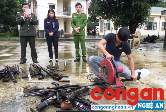 Công an huyện Quế Phong cùng các cơ quan chức năng tổ chức tiêu hủy vũ khí