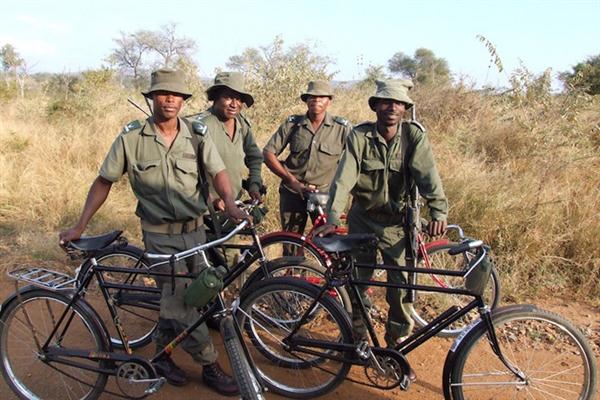 Kiểm lâm Nam Phi phải đạp xe tuần tra trong Công viên quốc gia Kruger