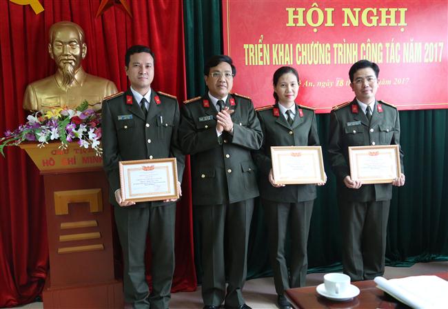 đồng chí Đại tá Hồ Văn Tứ, Phó giám đốc Công an tỉnh đã trao Bằng khen, giấy khen cho tập thể và các cá nhân có thành tích xuất sắc