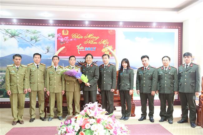 Đồng chí Đại tá Hồ Văn Tứ - Phó Giám đốc Công an tỉnh Nghệ An tặng hoa cảm ơn Đoàn Công an tỉnh Hủa Phăn