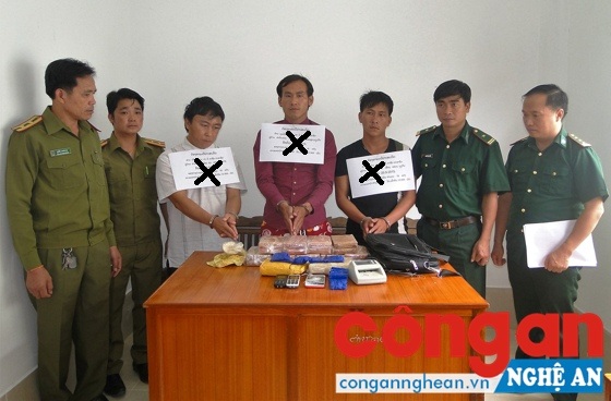 BĐBP Nghệ An tiến hành bàn giao đối tượng, tang vật vụ mua bán ma túy cho lực lượng Công an Lào điều tra, xử lý