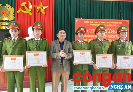 Khen thưởng các CBCS có thành tích xuất sắc trong công tác chiến đấu