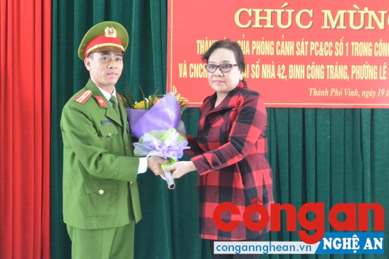 Bà Hoàng Thị Hiền – Chủ nhà tặng hoa cảm ơn lực lượng PCCC