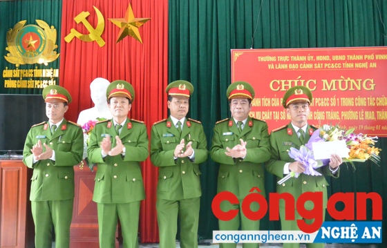 Đại tá Đào Hồng Lập, Phó giám đốc Cảnh sát PC&CC tỉnh thưởng nóng cho tập thể phòng Cảnh sát PC&CC số 1