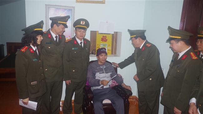CBCS Thanh tra Công an Nghệ An tặng quà gia đình đồng chí Bùi Văn Bắc