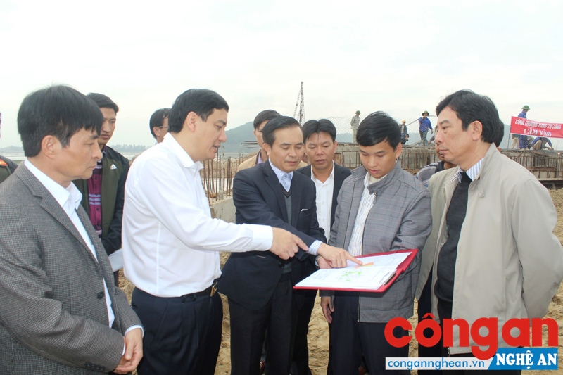 Đồng chí Nguyễn Đắc Vinh, Bí thư Tỉnh uỷ thăm công trình xây dựng Nhà máy xi măng Sông Lam - một công trình trọng điểm của tỉnh - Ảnh: P.V