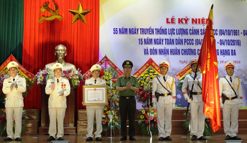 Thừa ủy quyền Chủ tịch nước, đồng chí Thượng tướng Nguyễn Văn Thành, Thứ trưởng Bộ Công an trao Huân chương Chiến công hạng Ba cho Cảnh sát PC&CC tỉnh