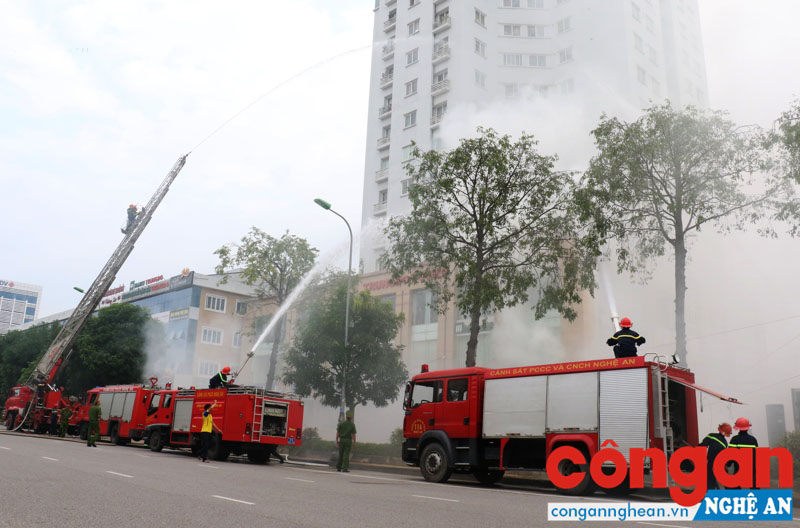 Cảnh sát PC&CC diễn tập phương án chữa cháy và cứu nạn, cứu hộ tại tòa nhà Trung Đô Tower dịp kỷ niệm 55 năm Ngày truyền thống