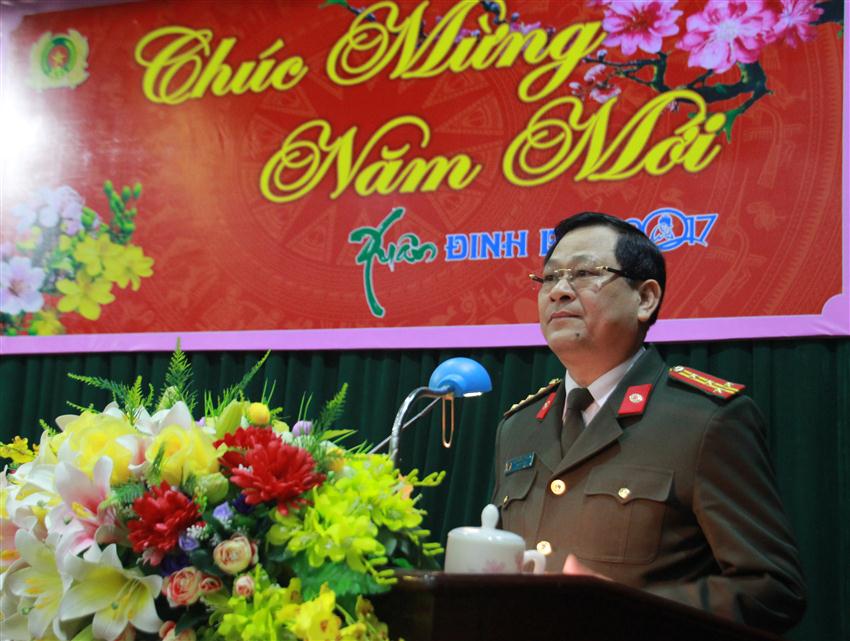 Đồng chí Đại tá Nguyễn Hữu Cầu, Bí thư Đảng ủy, Giám đốc Công an tỉnh chúc Tết cán bộ, chiến sỹ